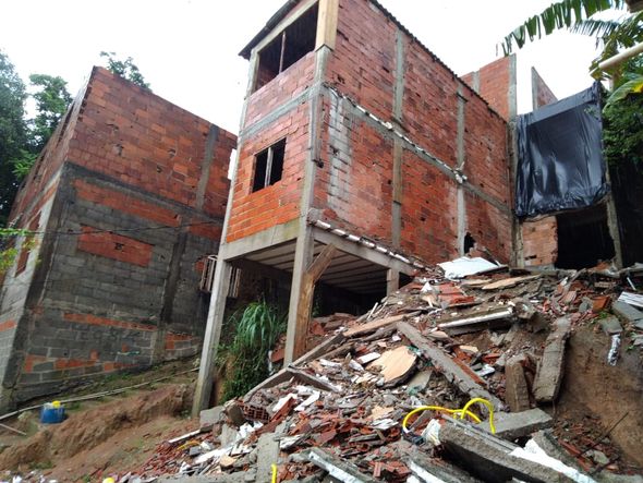 Área de serviço de casa desaba no bairro Eldorado, na Serra por Fernando Madeira