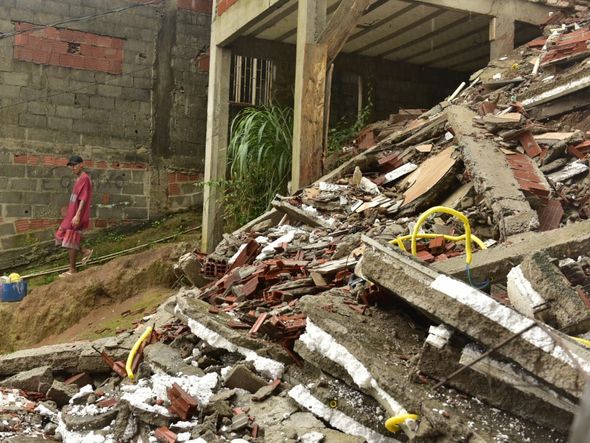 Área de serviço de casa desaba no bairro Eldorado, na Serra por Fernando Madeira