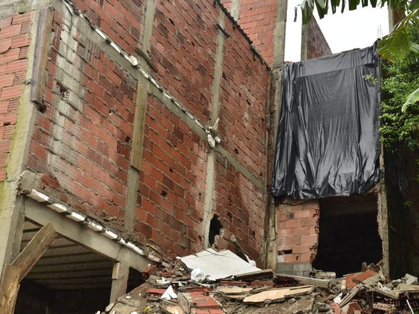 Área de serviço de casa desaba no bairro Eldorado, na Serra por Fernando Madeira