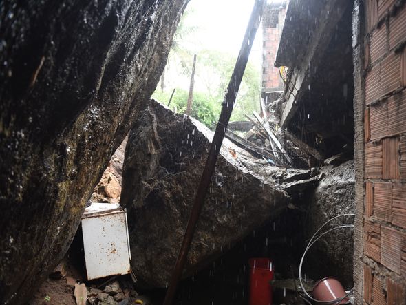 Data: 20/11/2019 - ES - Vila Velha -  Morro Boa Vista onde rolou uma pedra em cima de uma casa.-  Editoria: Cidades- Foto: Ricardo Medeiros - GZ por Ricardo Medeiros