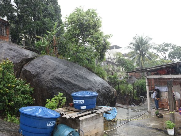 Data: 20/11/2019 - ES - Vila Velha -  Morro Boa Vista onde rolou uma pedra em cima de uma casa.-  Editoria: Cidades- Foto: Ricardo Medeiros - GZ por Ricardo Medeiros