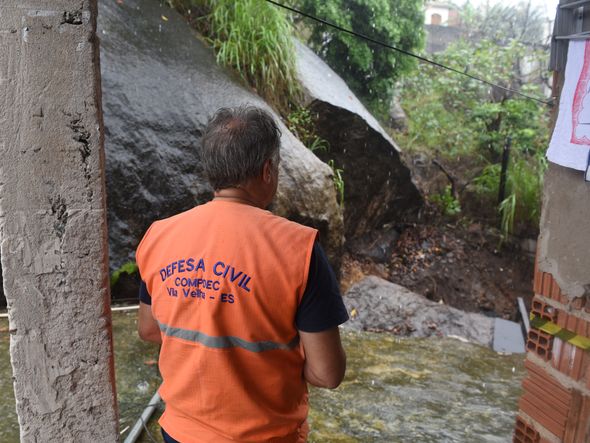 Data: 20/11/2019 - ES - Vila Velha -  Morro Boa Vista onde rolou uma pedra em cima de uma casa.-  Editoria: Cidades- Foto: Ricardo Medeiros - GZ por Ricardo Medeiros