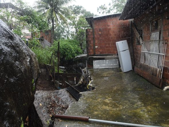 Pedra rola em São Torquato e atinge casa com 6 pessoas, em Vila Velha (20/11/2019) por Ricardo Medeiros