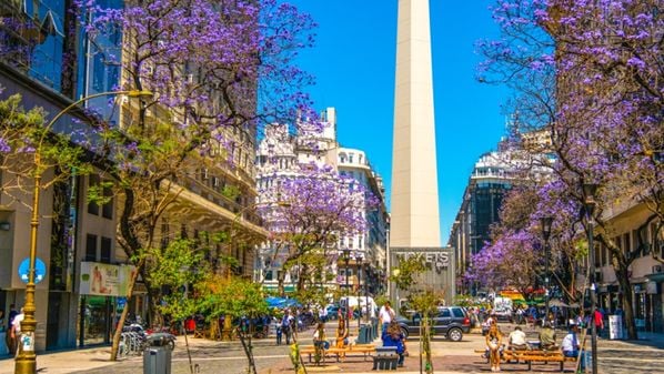 Paulo Eduardo Torre trabalhou em Buenos Aires. Sempre que podia ia lá e nos encontrávamos para matar a nostalgia. Certa vez, conheci, então, uma bela jornalista, correspondente do “Times”, de Londres