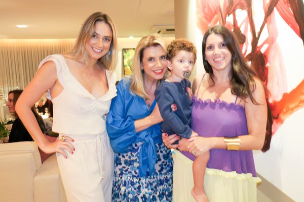 Ana Carolina Morales, a aniversariante Ada Mota, Tito e Débora Leal: celebrando em família!. Crédito: Mônica Zorzanelli