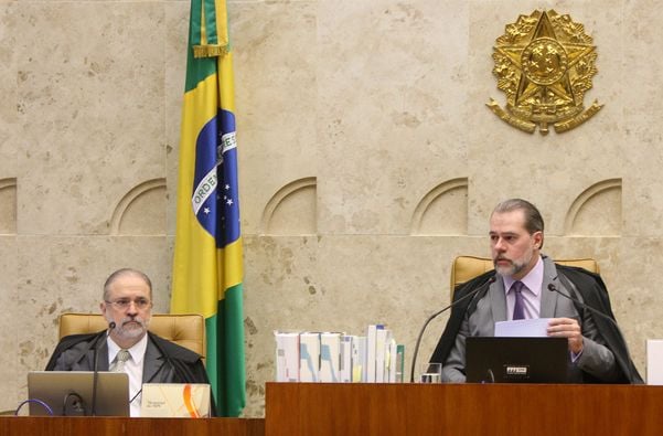 Ministro Dias Toffoli e PGR Augusto Aras durante sessão plenária do STF