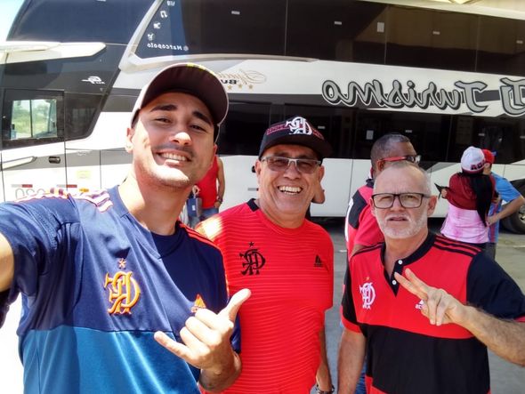 Apesar das adversidades, o grupo de flamenguistas segue confiantes e sorridentes rumo a Lima por Arquivo pessoal