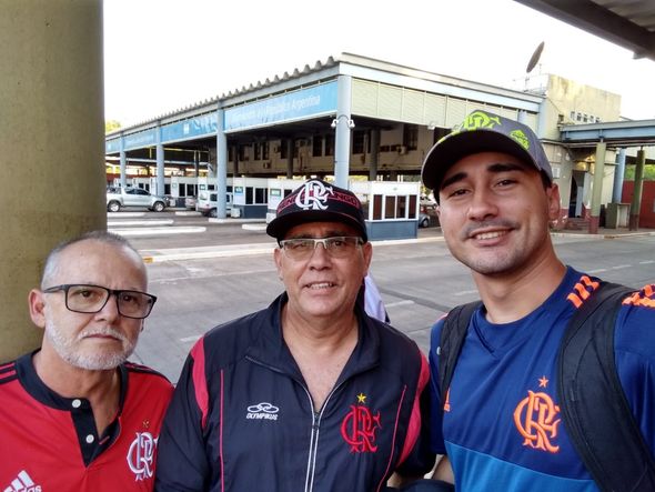 Carlos Augusto, ao centro, o filho e um amigo registraram o momento na fronteira com a Argentina por Arquivo Pessoal