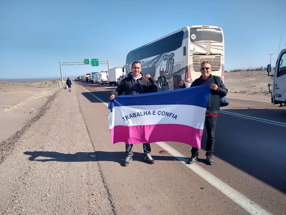 Carlos Augusto e o filho levaram a bandeira do Espírito Santo e tiraram uma foto com ela no Deserto do Atacama por Arquivo pessoal