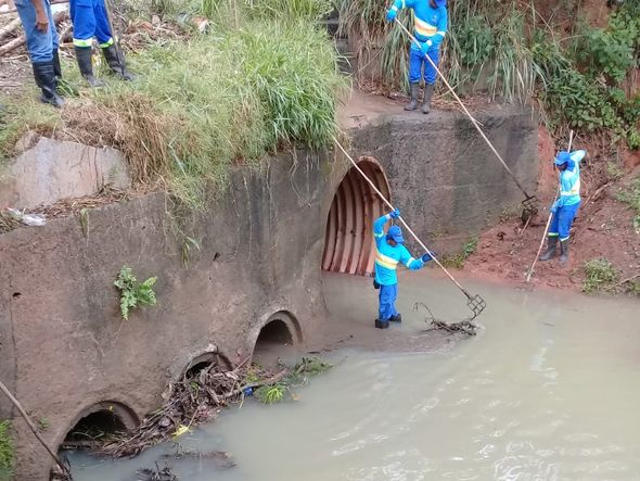 Entulho e lixo retirado dos bueiros da Serra no mês de novembro/2019 por Divulgação / Prefeitura da Serra