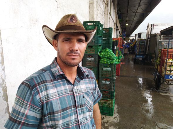 Genilson Batista calcula que pode perder até 20 mil frutos de abacaxi nas próximas semanas por causa dos temporais por Caíque Verli