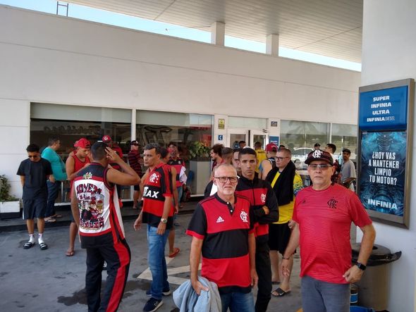 Nas muitas paradas pelo caminho, os flamenguistas aproveitam para alongar após horas de viagem por Arquivo pessoal