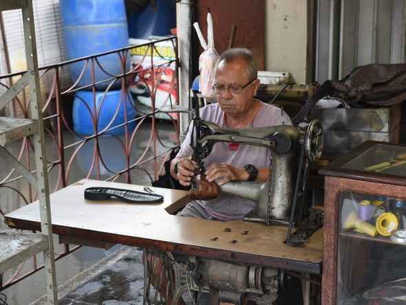 Valucio José de Almeida em sua loja alagada na Vila Rubim, Vitória (21/11/2019) por Ricardo Medeiros