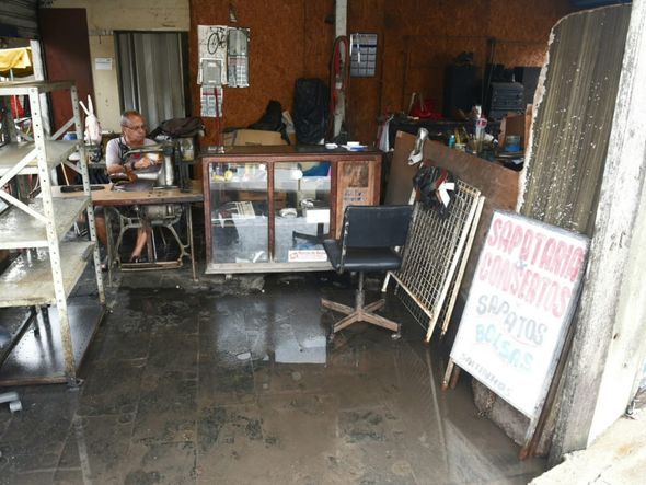 Valucio José de Almeida em sua loja alagada na Vila Rubim, Vitória (21/11/2019) por Ricardo Medeiros