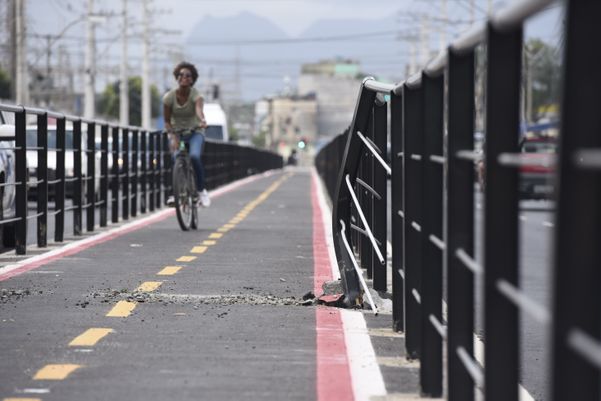 Data: 06/11/2019 - ES - Vitória - Cerca de ciclovia destruída por carro na Avenida Leitão da Silva . Crédito: Carlos Alberto Silva