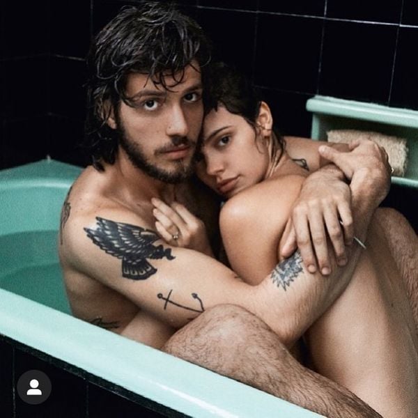 O ator capixaba Chay Suede e a esposa, Laura Neiva, posam pelados em banheira
