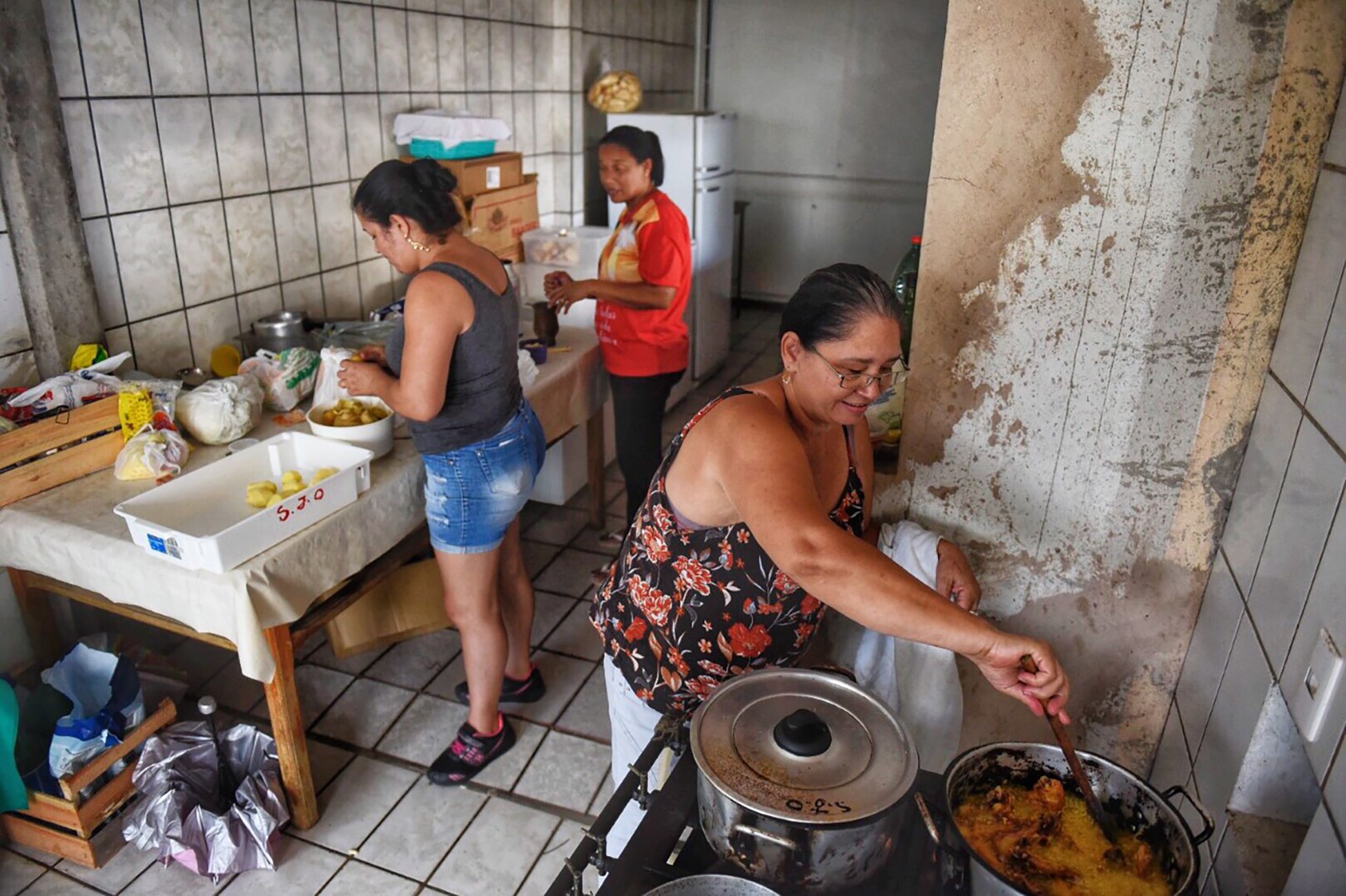Vítimas das chuvas em abrigos no bairro Novo Horizonte, em Cariacica