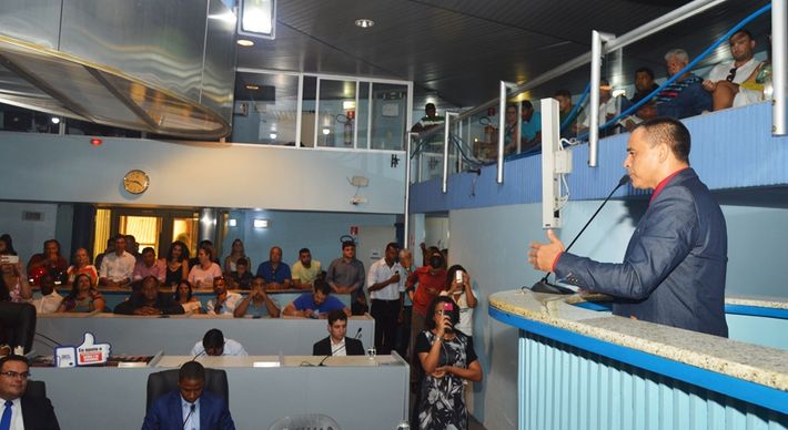 Na sessão desta quarta-feira (21), o líder do prefeito (que apoia Gandini) e o presidente da Casa (apoiador de Pazolini) tiveram briga feíssima após produtora cultural criticar da tribuna a gestão de Luciano
