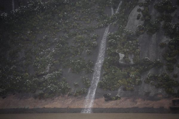 Cachoeiras se formaram no Penedo (22/11/2019). Crédito: Vitor Jubini