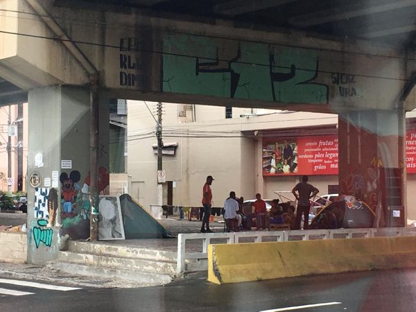 Moradores de rua acampados em cima do valão da Terceira Ponte, na Praia da Costa