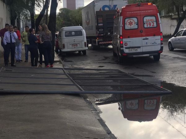 Portão de hipermercado cai e fere duas pessoas em Vitória. Crédito: Iara Diniz