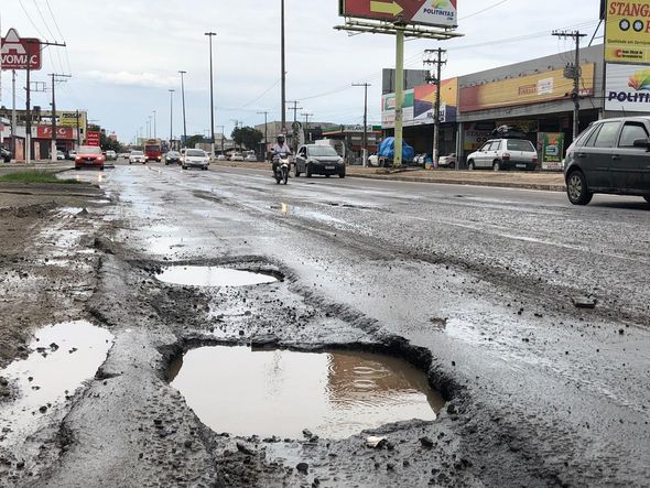 Ao longo da Avenida Carlos Lindenberg, em Vila Velha, os buracos tomam conta da pista por Adalberto Cordeiro
