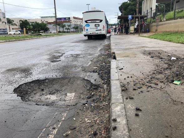 Após a chuva, vários buracos se formaram na BR 262 por Adalberto Cordeiro