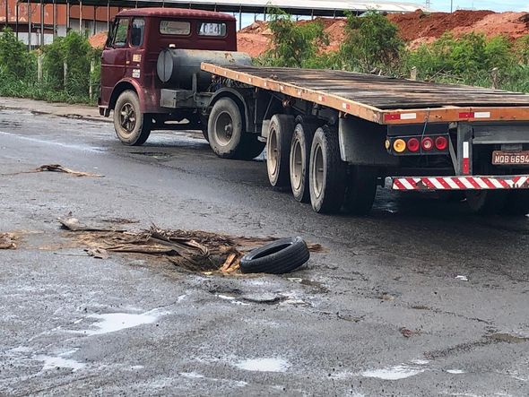 Caminhoneiro desvia de buraco formado na Darly Santos por Adalberto Cordeiro