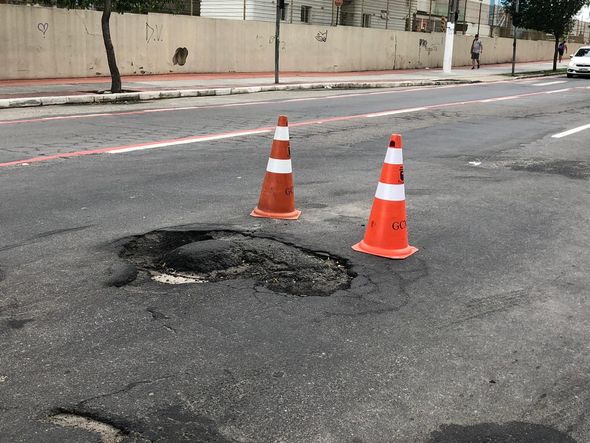 Na Avenida Elias Miguel, na Vila Rubim, buracos foram sinalizados para alertar motoristas por Adalberto Cordeiro