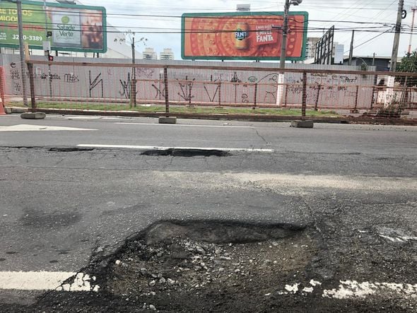 Na Avenida Vitória, na Capital, a pista está com grandes buracos por Adalberto Cordeiro