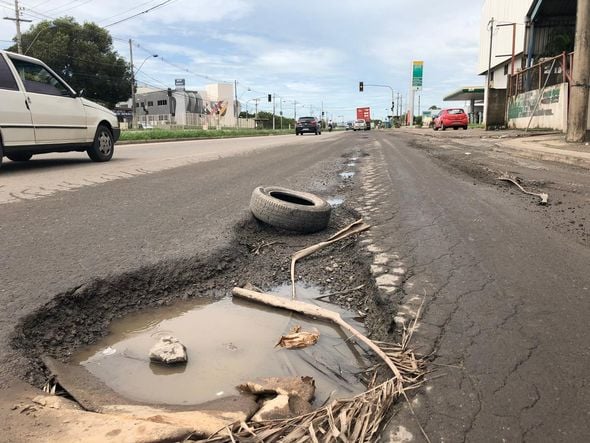 Na Darly Santos, buraco toma boa parte da pista nas proximidades de escola por Adalberto Cordeiro