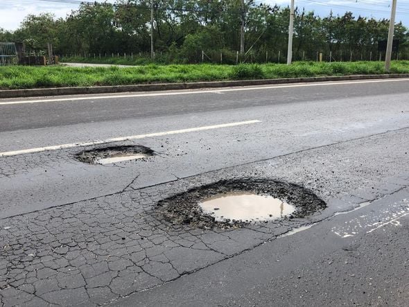 Na Darly Santos, em Vila Velha, vários trechos com buracos por Adalberto Cordeiro