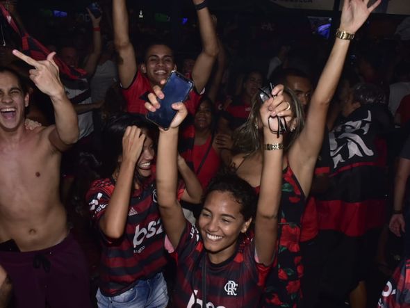 Torcedores do Flamengo comemoram o título da Libertadores no ES por Ricardo Medeiros