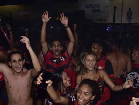 Torcedores do Flamengo comemoram o título da Libertadores no ES por Ricardo Medeiros