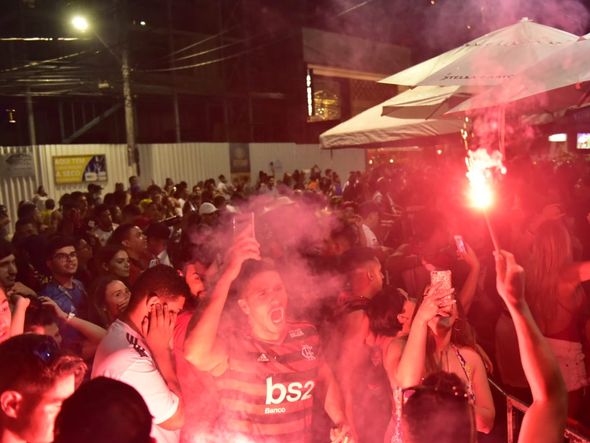 Torcedores do Flamengo comemoram o título da Libertadores no ES por Ricardo Medeiros