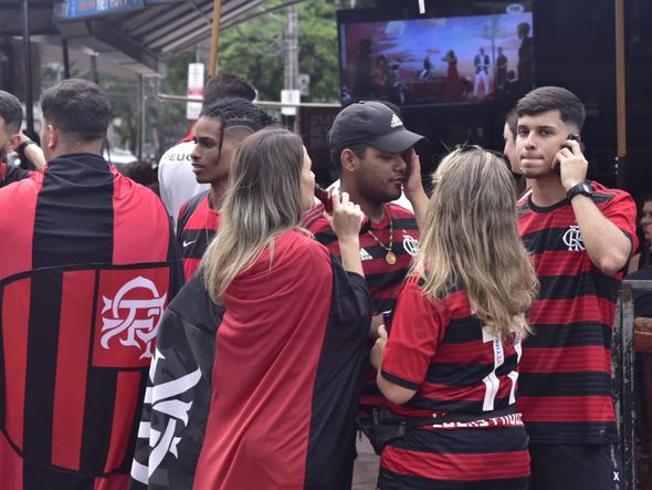 Torcedores do Flamengo esperam a final da Libertadores no Triângulo por Ricardo Medeiros