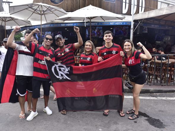 Torcedores do Flamengo esperam a final da Libertadores no Triângulo por Ricardo Medeiros