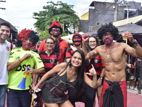 Torcedores do Flamengo esperam a final da Libertadores no Triângulo por Ricardo Medeiros