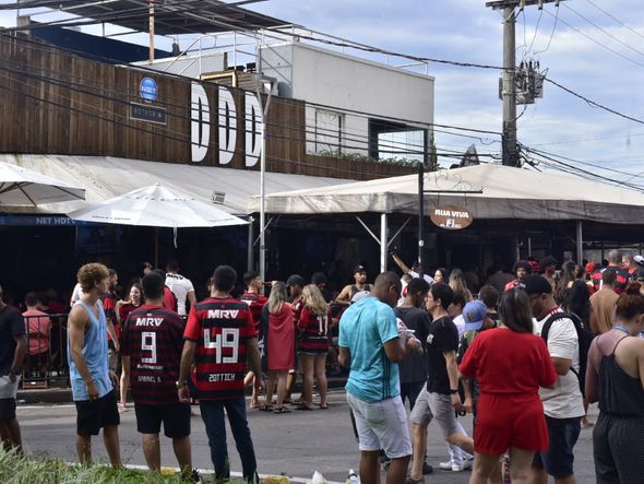Torcedores do Flamengo esperam a final da Libertadores no Triângulo por Ricardo Medeiros