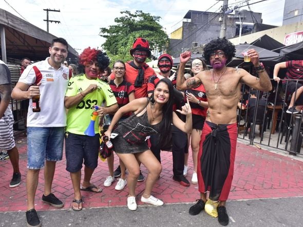 Torcedores do Flamengo esperam a final da Libertadores no Triângulo por Ricardo Medeiros