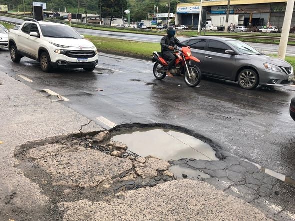 Uma cratera se formou na pista lateral da BR 262, próximo a um shopping por Adalberto Cordeiro