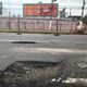 Ao longo da Avenida Carlos Lindenberg, em Vila Velha, os buracos tomam conta da pista