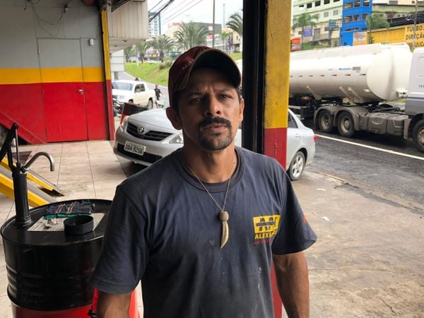 Adeir de Oliveira Arruda trabalha em oficina às margens da BR 262 e tem muito serviço de reparo de veículos devido aos buracos. Crédito: Adalberto Cordeiro 