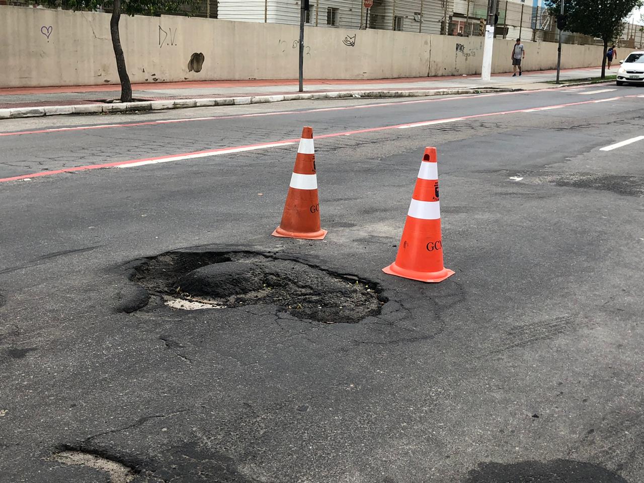 Na Avenida Elias Miguel, na Vila Rubim, buracos foram sinalizados para alertar motoristas