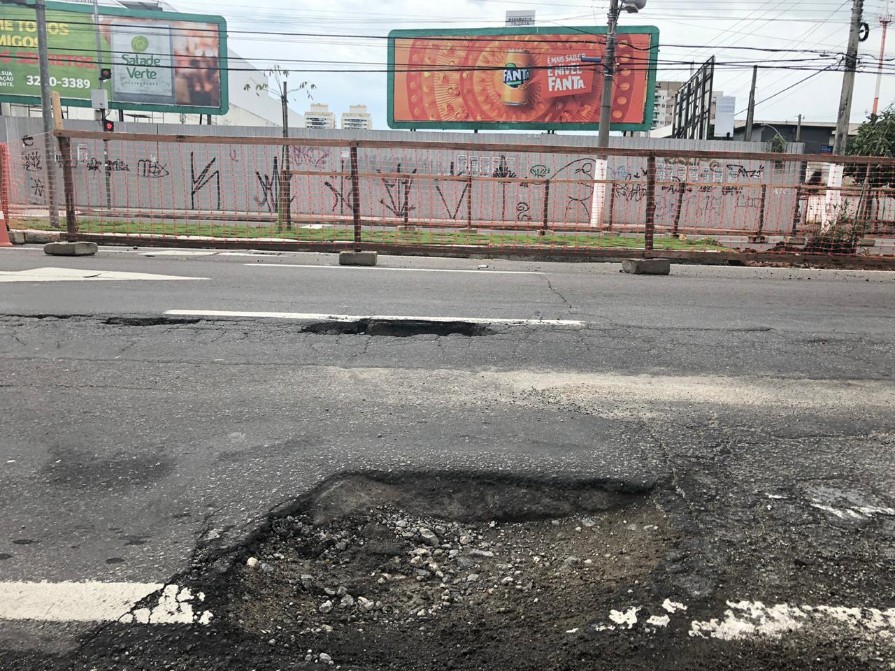 Na Avenida Vitória, na Capital, a pista está com grandes buracos