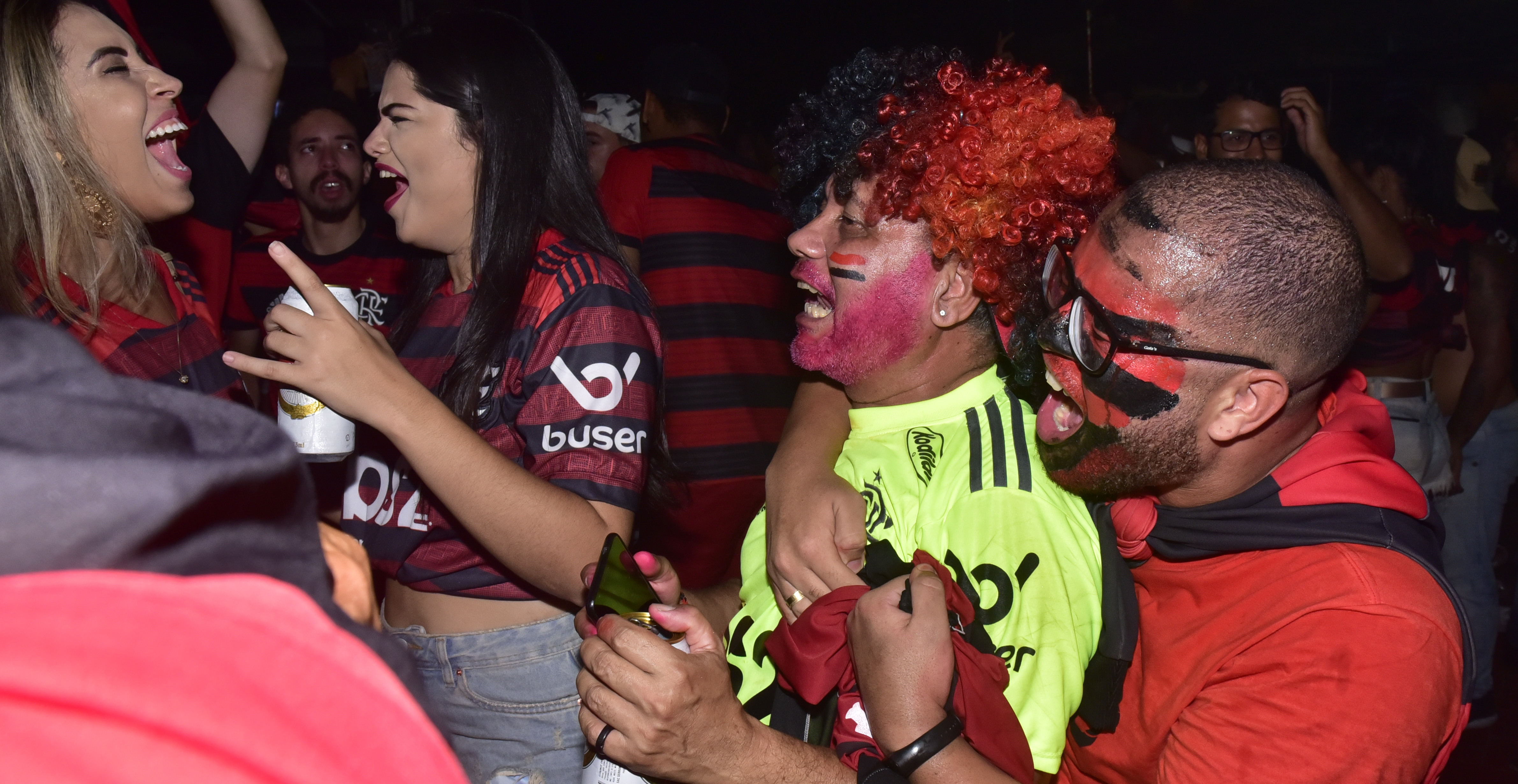 Torcedores do Flamengo se reuniram na Praia do Canto, em Vitória, para assistir final da Liberadores