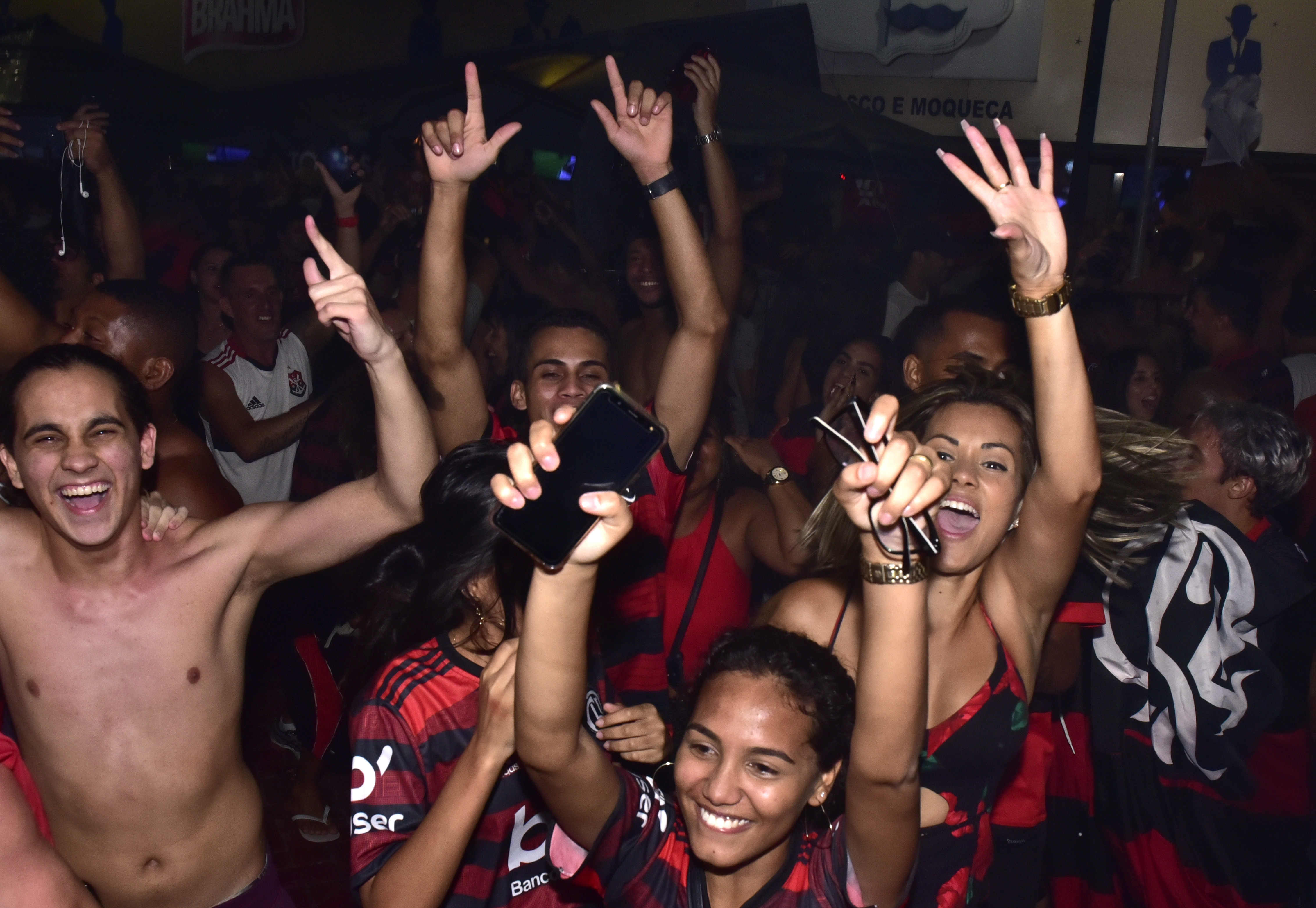 Torcedores do Flamengo se reuniram na Praia do Canto, em Vitória, para assistir final da Liberadores