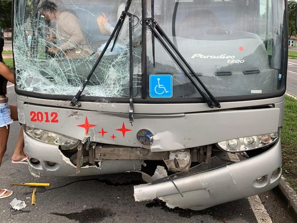 Acidente entre carro e ônibus em Carapina, Serra por Gustavo Cheluje