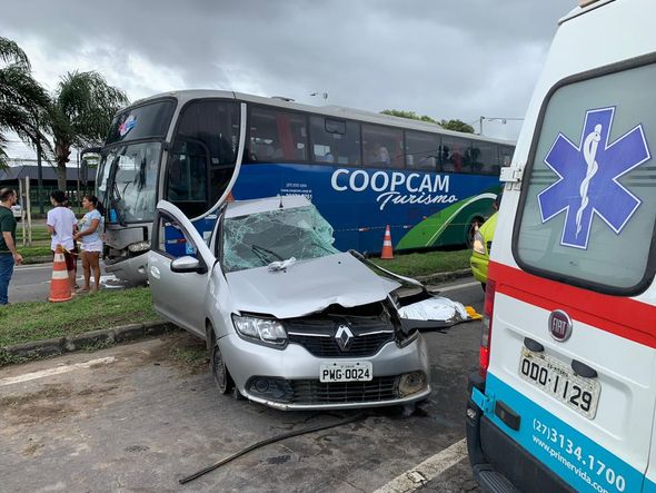 Acidente entre um ônibus e um carro em Carapina por Gustavo Cheluje