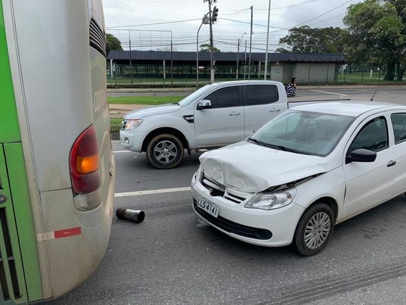 Acidente entre um ônibus e um carro em Carapina por Gustavo Cheluje